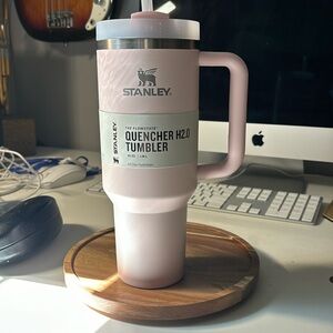 Lite pink 40 oz Stanley literally never used.